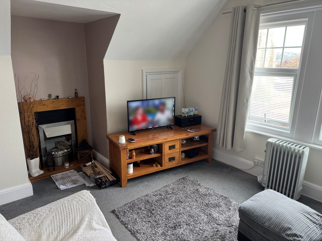 Lot: 87 - FREEHOLD DETACHED FORMER GUEST HOUSE ARRANGED AS FOUR FLATS ON GOOD SIZE PLOT WITH PARKING - Living room
